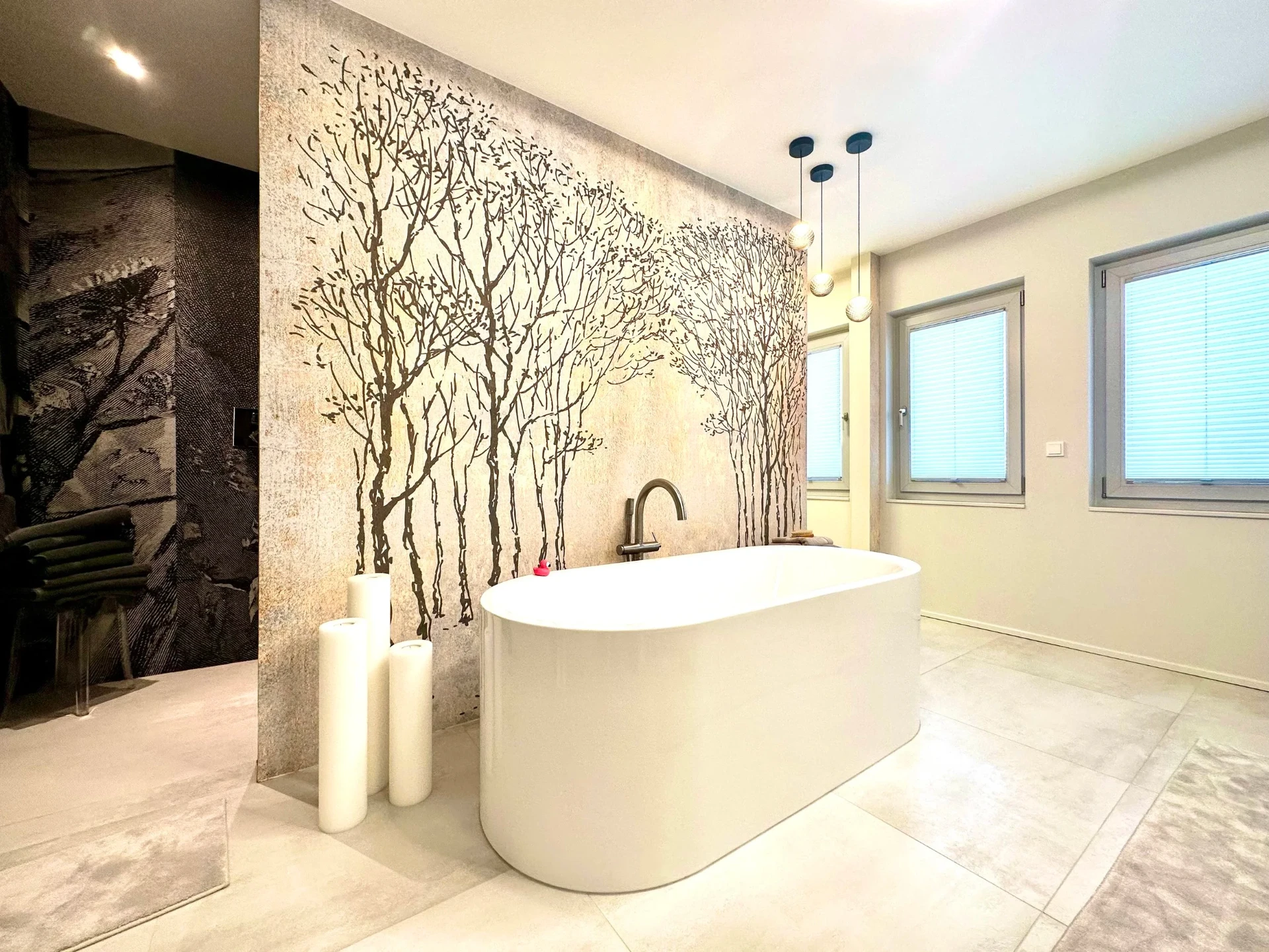 Baumsilhouetten im Badezimmer