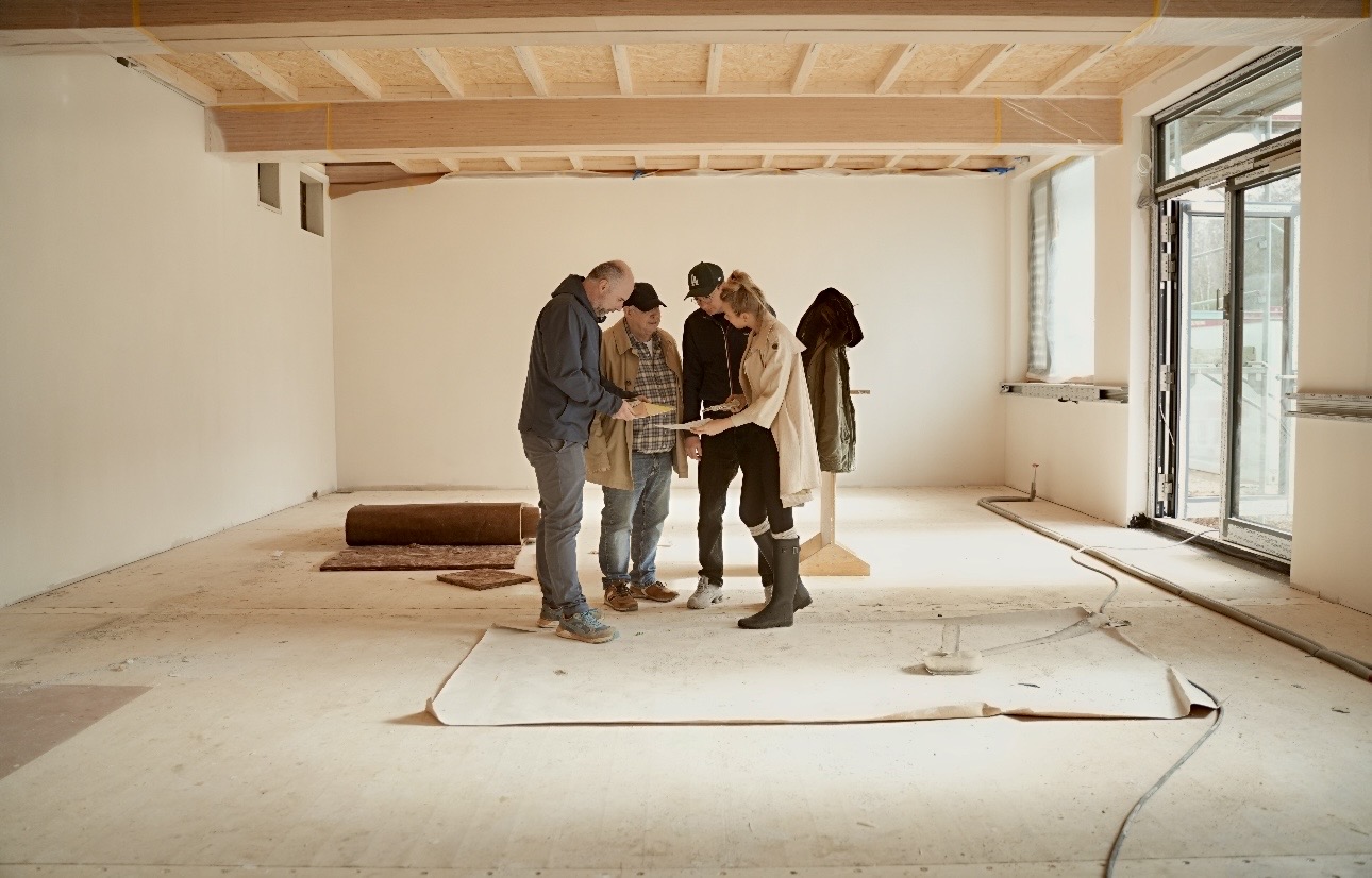 Team bei der Bauabnahme auf der Baustelle