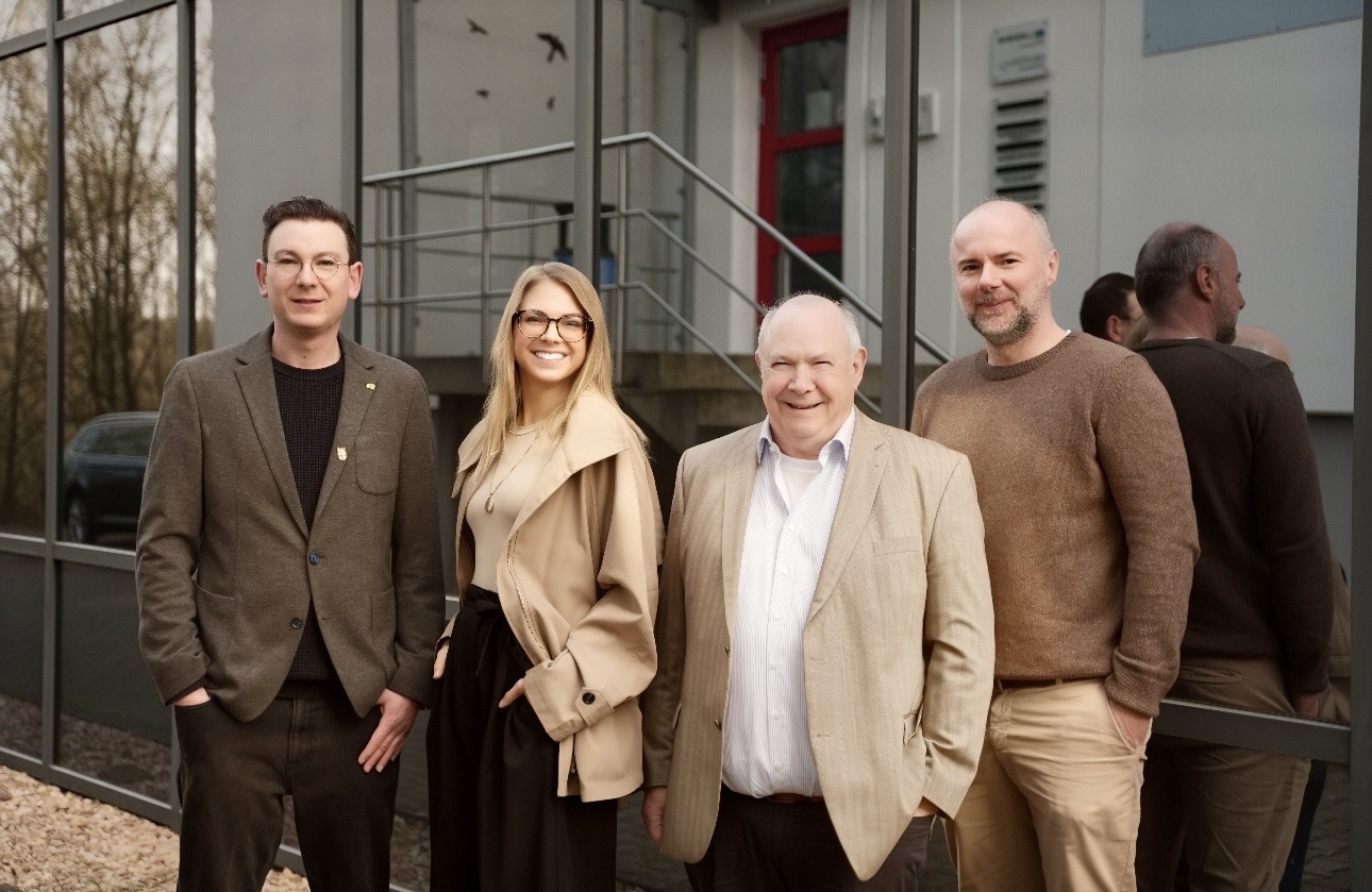 Team von Peinture Teufel vor dem Atelier in Grevenmacher