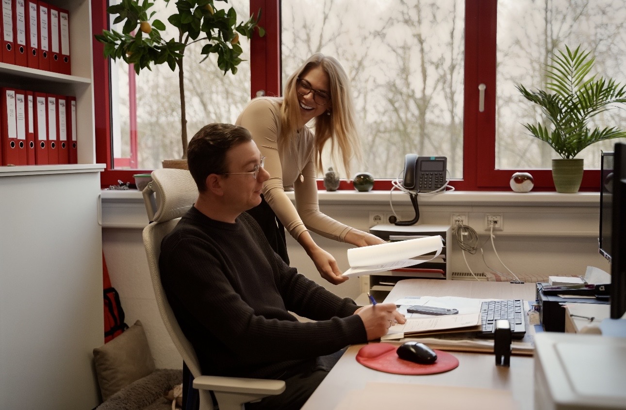 Sabrina und Timo im Büro